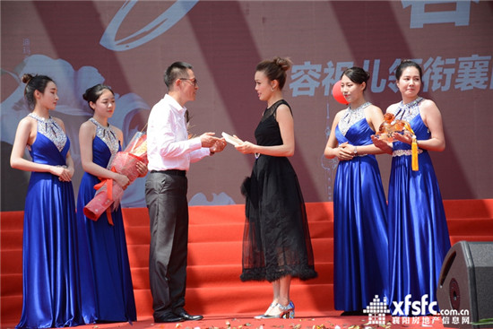 湖北時(shí)代天街投資有限公司董事長趙玉兵與容祖兒互贈(zèng)禮品.jpg