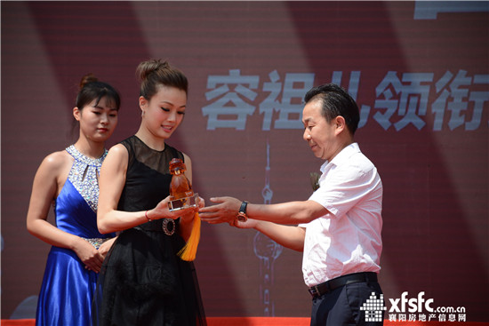 山河集團(tuán)黨委副書記余新平與容祖兒互贈(zèng)禮品.jpg
