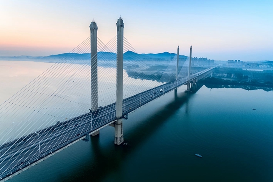 襄陽(yáng)臥龍大橋.jpg